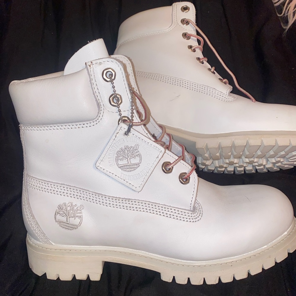 Timberlands size 7 never worn white with pink laces